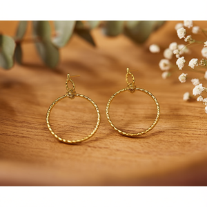 Orecchini a Cerchio Traforati in Acciaio Inossidabile, Tono Oro, Gioielli Raffinati - Product Image 2