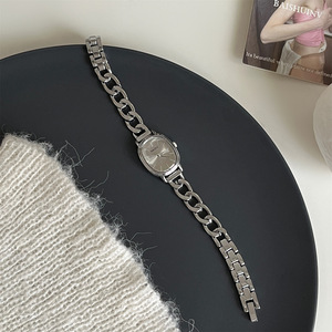 Orologio con Bracciale a Catena Cubana Ovale in Oro per Donne, Stile Unico e di Alta Gamma, Delicato e Compatto, Nuovo e Individuale - Product Image 4