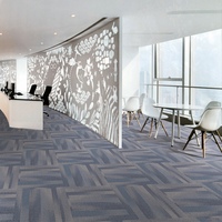 Dalles de moquette multicolores en PP 50x50 à poils bouclés, revêtement de sol modulaire moderne à rayures linéaires pour bureaux créatifs et magasins de détail