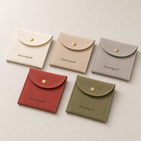 Pochette à bijoux en velours personnalisée Lionwrapack avec bouton pression | Sac d'emballage de luxe en daim souple pour boucles d'oreilles et colliers