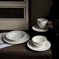Ensemble de tasses et d'assiettes vintage blanches en relief avec motif floral européen pour événements de mariage
