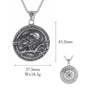 Collar de Acero Inoxidable para Hombre con Amuleto Nórdico Vikingo de Nudo de Cuervo de Odín, Colgante con Patrón Animal y Diamantes con Baño de Oro de 18K - Product Image 3