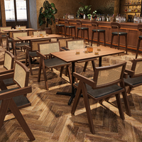 Großhandel Retro Massivholz Geflochtener Rattan Esszimmerstuhl Esstisch-Sets für Gewerbliche Restaurant-Möbel Vintage Tische und Stühle