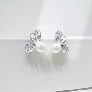 Boucles d'oreilles clous rondes en laiton plaqué or 14 carats avec nœud unique et perles d'eau douce, idéales pour mariage et soirée, pour femme, vente en gros, prix abordable - Product Image 1