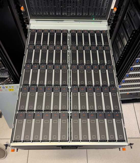 Enterprise Level Dells EMC PowerVault ME484 JBOD 5U Rack Server 2200W 84 X 3.5" Drive Bays 12TB 3.5in 12Gb SAS in Stock ME484