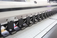Impresora de Inyección de Tinta con Tinta Eco Solvente, 8 Cabezales con Configuración Escalonada, Impresora Solvente de 3.2 Metros de Ancho