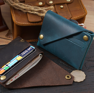 Tarjetero Simple con Logotipo Personalizado de Fábrica, Cartera para Hombre de Cuero Vacuno Auténtico, Tarjetero con Tapa de Cuero Crazy Horse - Product Image 1