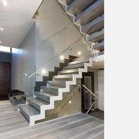 Escalier droit en bois en zigzag avec garde-corps en verre, double poutre, escalier intérieur blanc