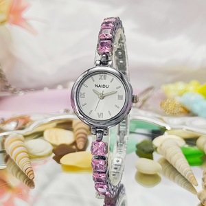 Nouvelle montre-bracelet sertie de diamants pour femmes, style rétro, étanche, de grande valeur, style de niche. - Product Image 6