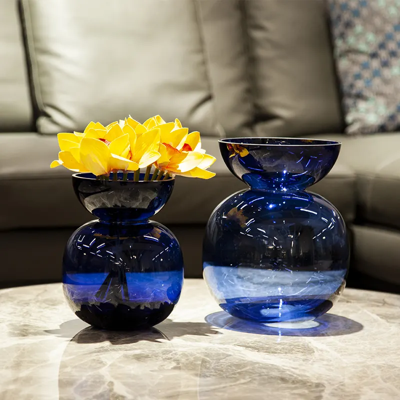 घर की सजावट के लिए कृत्रिम फूलों के साथ सरल आधुनिक लौकी का तेज नीला कांच का फूलदान