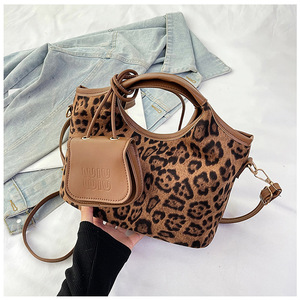 Bolso bandolera de alto <span class=keywords><strong>nivel</strong></span> de apariencia para mujer, nueva moda, de gamuza de leopardo Vintage bandolera, paquete de bolso de cubo de estilo extranjero - Product Image 2