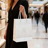 Sac cadeau en papier blanc gaufré de luxe discret avec texture lin croisé sans impression, artisanat de gaufrage pur