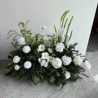 Composition florale en soie d'hortensias verts et roses blanches avec support métallique doré et verdure en cascade pour la décoration de chemin de cérémonie extérieure