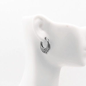 Pendientes Huggie de yunnique, diseño geométrico de estrella de acero de titanio, patrón circular triangular, joyería de moda - Product Image 4