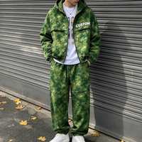 Fabricant de survêtements pour hommes en nylon et polyester personnalisés OEM, imprimé camouflage sur toute la surface, ensemble veste zippée et pantalon de jogging 2 pièces
