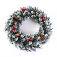 Direct van de fabriek: Gevlokte kunstkerstkrans van kunstmatige dennen, besneeuwde dennenappels, rode bessen, PVC, voor de deur, kerstdecoratie