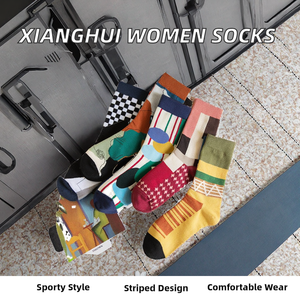 XIANGHUI Calcetines de Mujer a Rayas de Moda al por Mayor - Spandex/Nylon/Algodón Transpirables y de Secado Rápido - Product Image 2