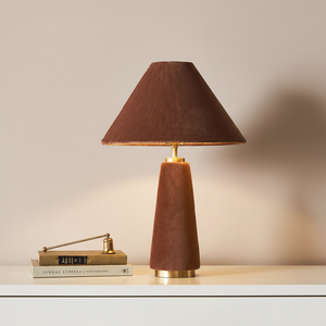 Lampe conique en velours terre cuite riche avec des accents en laiton offre une lumière douce et chaleureuse. Style luxueux. Disponible à prix de gros - Product Image 1