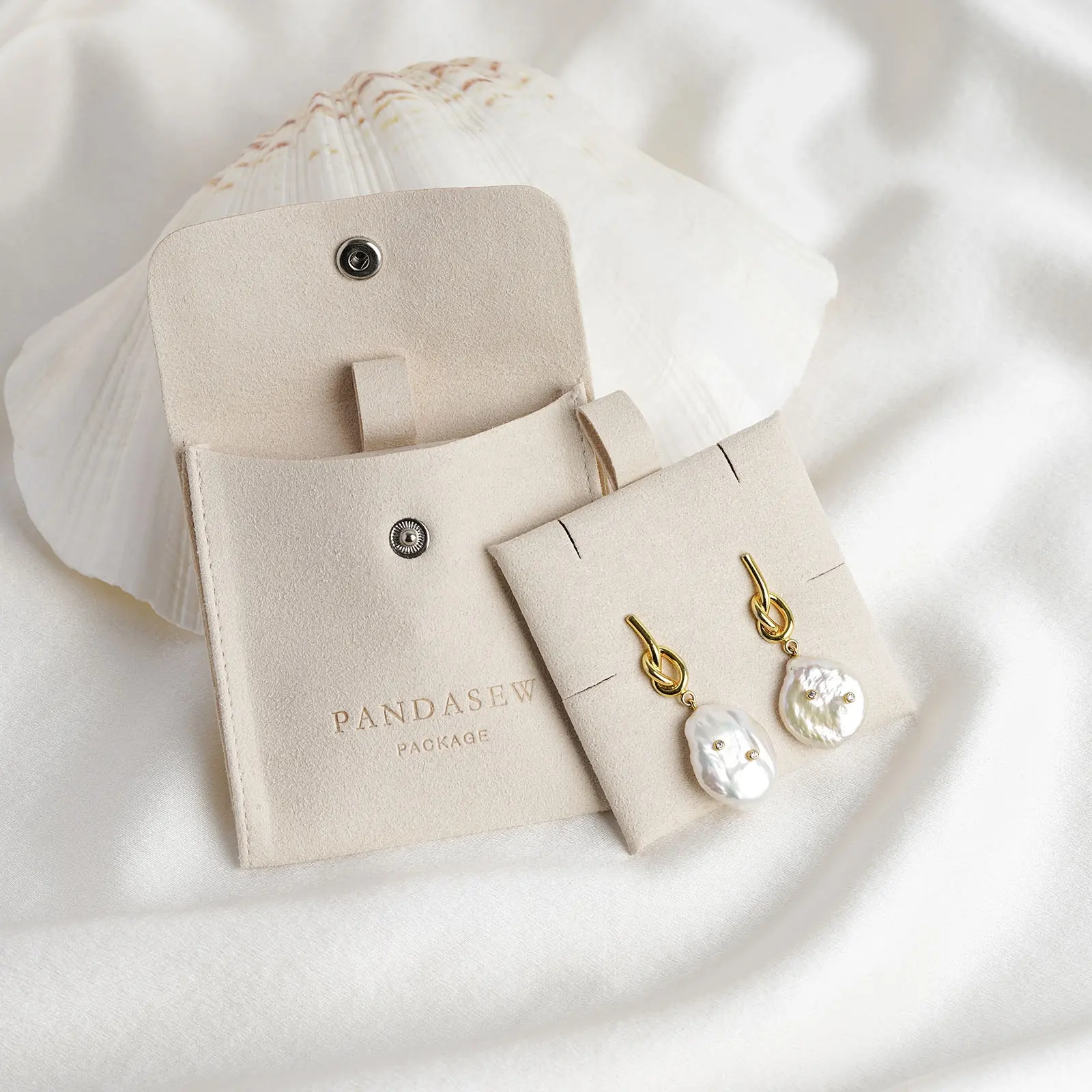 PandaSew 8X8Cm Logo Kustom Paket Perhiasan Gading Microfiber Snap Tombol Hadiah Tas dengan Pad Kantong Perhiasan