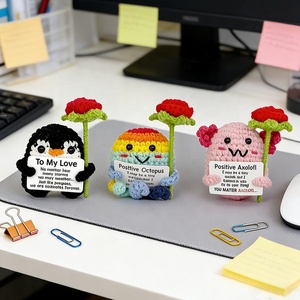 Regalo de San Valentín, Muñeco de Animal Tejido a Crochet Hecho a Mano, Abrazando un Corazón y un Ramo de Rosas, Decoración de Escritorio para Apoyo Emocional - Product Image 3