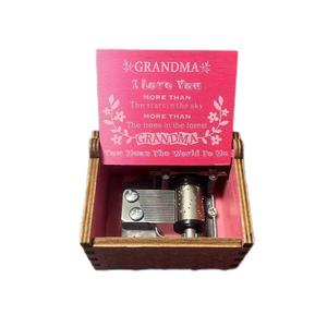 93 Designs Famille Cadeau Boxe Musique Manivelle Bois Gravé Au Laser Boîte À Musique Personnalisée à Maman Papa Sœur Amant - Product Image 4