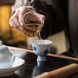 Taza de té de cerámica Guanlan con patrón floral azul, taza de porcelana redonda de pie alto para té de la tarde. - Product Image 2