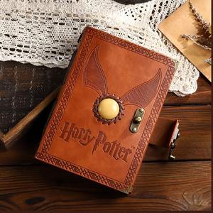 Cuaderno de Cuero Retro Original de <span class=keywords><strong>Harry</strong></span> <span class=keywords><strong>Potter</strong></span>, Manual de la Academia de Magia con Gema del Snitch Dorado, <span class=keywords><strong>Libro</strong></span> de Hojas Sueltas - Product Image 4