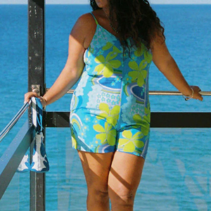 Mono corto informal con tirantes y cuello en V, estilo playero, estampado, transpirable, de rayón, personalizable, muy vendido para el verano. - Product Image 3