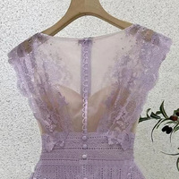Boutique Großhandel Vietnamesisches Minderheitenkleid 2026 Sommer Neu Schmal Geschnittenes Spitzenkleid mit Transparenten Elementen, Sexy V-Ausschnitt, Elegantes A-Linien-Design