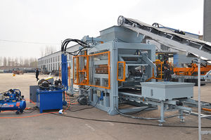 Hydraulisch angetriebene <span class=keywords><strong>QT8</strong></span>-<span class=keywords><strong>15</strong></span> automatische Betonblock herstellungs maschine neuer Zustand weit verbreitete Ziegel produktions linie - Product Image 2