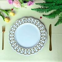 Assiettes de présentation en or blanc avec nœud papillon, bord ondulé et décor en relief, pour la mise en table de banquets de mariage