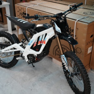 Moto tout-terrain Surron Light X 2026 10 kW 72 V 35 Ah 295 N.m en stock – Puissance améliorée à 10 kW - Product Image 2