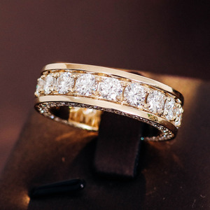 Anello Eternity da Uomo in Stile Lusso, Oro Giallo 10K con Moissanite Taglio Brillante Rotondo, Gioiello Raffinato, Perfetto Anello Nuziale per Uomo - Product Image 4