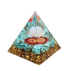 Ornement en résine époxy cristalline en forme de pyramide avec turquoise et agate blanche, décoration d'intérieur, artisanat de bureau - Product Image 4