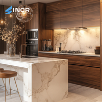 Ensemble d'armoires de cuisine modernes à finition brillante avec éclairage LED et mécanisme d'ouverture tactile pour un design intérieur de luxe
