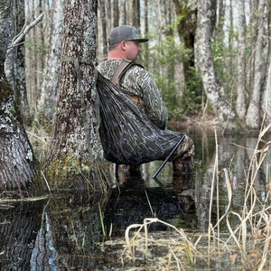 Siège de chasse portable Fanatic Outdoors Low Down, chaise de pêche à bandoulière pour utilisation en extérieur - Product Image 3