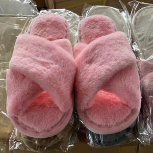Pantofole da <span class=keywords><strong>donna</strong></span> per interni con suola in PVC antiscivolo, <span class=keywords><strong>comode</strong></span>, soffici, con cinturino incrociato e punta aperta - Product Image 4