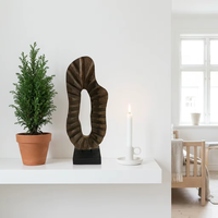 Sculpture verticale abstraite en bois côtelé sculpté à la main pour la décoration moderne de salon bohème, table console, cheminée et accents décoratifs pour la maison