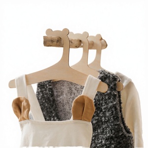 Lot de 5 cintres en bois gravés en forme d'ours pour vêtements d'enfants, réutilisables, pour décoration murale DIY de chambre d'enfant - Product Image 2