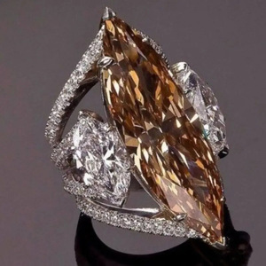 Anello Statement Marquise da Donna, Stile Audace per Feste e Riviste, Elegante Accessorio per Mani, Idea Regalo - Product Image 1