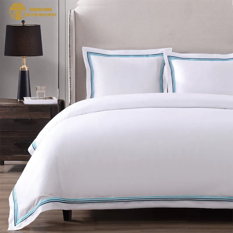 Бесплатный образец роскошного дизайна для отеля с вышивкой, атласная полоска, 100 хлопчатобумажная простыня, белый, не скатываемый одеяло