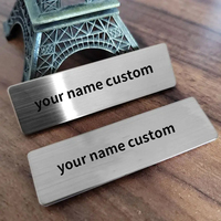 Insigne nominatif personnalisé en alliage d'aluminium finition dorée givrée étiquette d'identification d'employé personnalisée serveur professionnel insigne 70x20mm épinglette