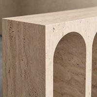 Banc d'entrée arqué en marbre travertin beige, style minimaliste moderne, idéal pour les halls de villas de luxe et les couloirs chaleureux.