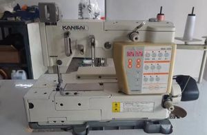 Machine à coudre au point <span class=keywords><strong>de</strong></span> chaîne Kansai MAC100 d'occasion Coudre des motifs floraux décoratifs sur les bords des vêtements - Product Image 4