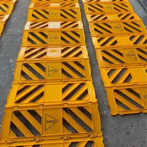 Barrière <span class=keywords><strong>de</strong></span> sécurité <span class=keywords><strong>mobile</strong></span> <span class=keywords><strong>de</strong></span> barrière escamotable extérieure polyvalente <span class=keywords><strong>de</strong></span> <span class=keywords><strong>chantier</strong></span> <span class=keywords><strong>de</strong></span> construction faite en plastique durable protection du trafic <span class=keywords><strong>de</strong></span> stockage facile - Product Image 4