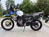 Moto tout-terrain CFMOTO 450MT 450cc Twin ADV d'occasion, bleu et blanc, avec protection contre les chocs, sacoches latérales, pour les voyages hors route