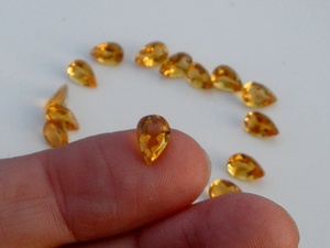 พลอยซิทรินทรงลูกแพร์เจียระไนแบบเหลี่ยมธรรมชาติ ขนาด 9x6 มม. สีเหลือง 1.5 กะรัต เรืองแสง สำหรับทำเครื่องประดับ - Product Image 3