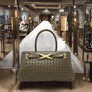 กระเป๋าโท้ทแบบมีเชือกโลหะสีพื้น กระเป๋าสะพายไหล่เดี่ยว กระเป๋าสะพายข้าง สไตล์เรโทร สำหรับผู้หญิง ความจุขนาดใหญ่ ทันสมัย - Product Image 3