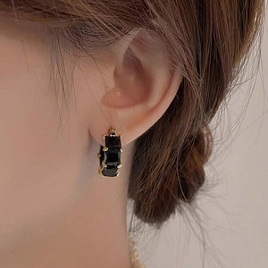 Orecchini a quattro punte per donna, design semplice, accessori per l'orecchio da indossare tutti i giorni - Product Image 3