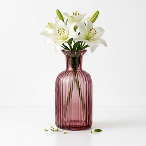 Vase en verre côtelé avec lys blancs, récipient décoratif minimaliste pour fleurs, résistant à l'eau - Product Image 3